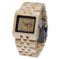 Reloj de madera natural del hombre cuadrado