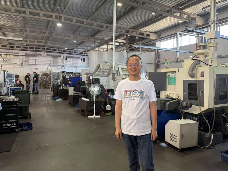 Henghui Mold's Hou Hui led a team to visit a Russian customer, helping them overcome technical challenges on-site