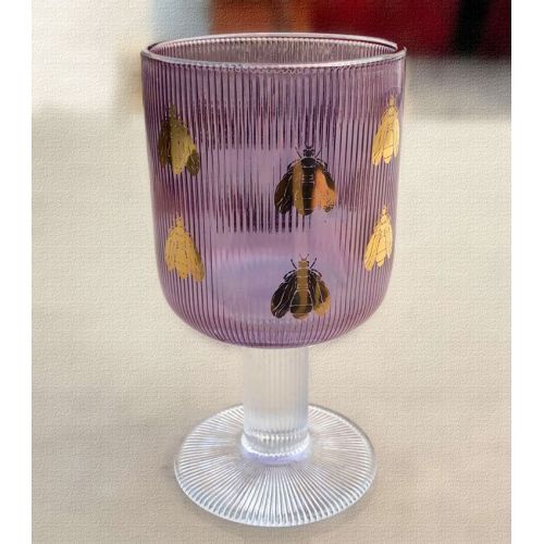 Copa de vino acanalada con calcomanía de abeja dorada