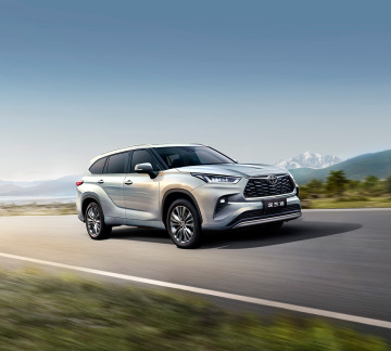 Toyota Highlander ibrido intelligente a doppio motore da 2,5 litri