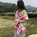 Camicia hawaiana colorata con ampio motivo floreale