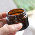 Jar cosmétique en verre ambre de crème pour le visage premium