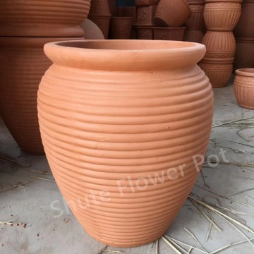 Outdoor unglazed maliit na terracotta plant pots.