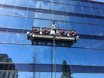 Skyscraper self climbing cleaning machine