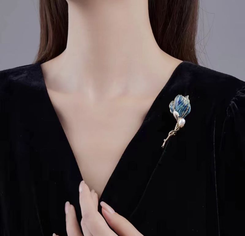 Blue top-gradeEnamel magnolia brooch