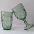 ユニークなデザインは、パターン化された緑色のガラスカップを残します