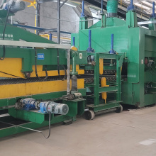 Máquina de vincar e prensar placas de lã de rocha