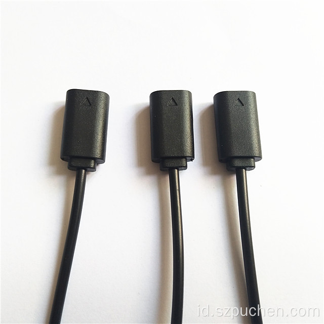 Kabel daya mikro USB menghubungkan daya