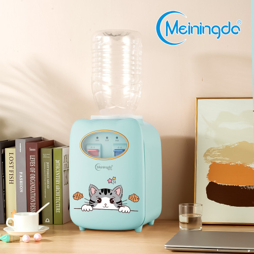 Simpatico distributore di acqua calda e fredda da tavolo per gatti