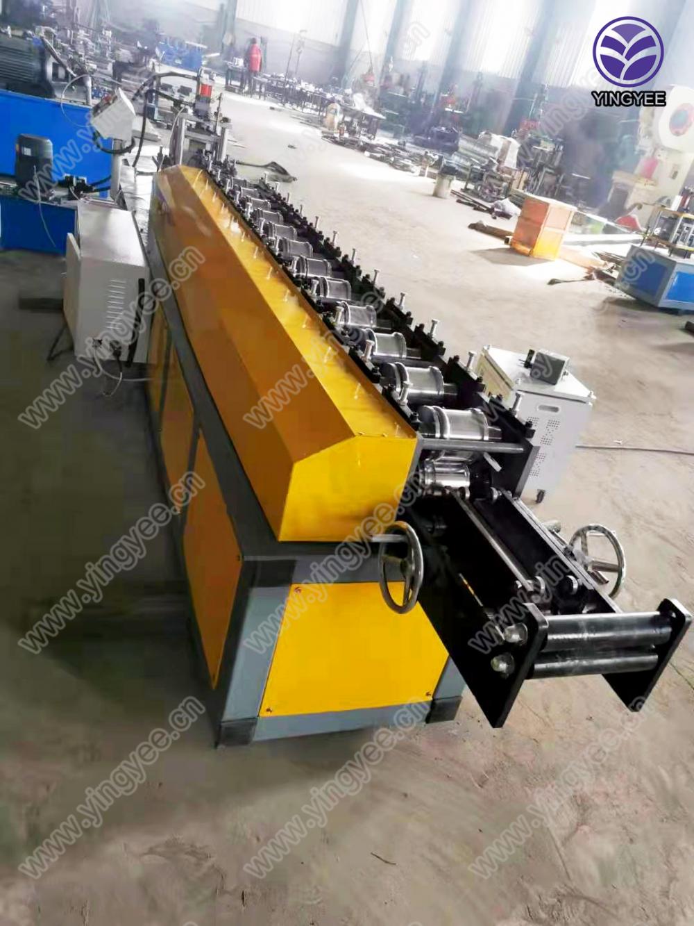 Roller shutter door rolling machine without solder joints