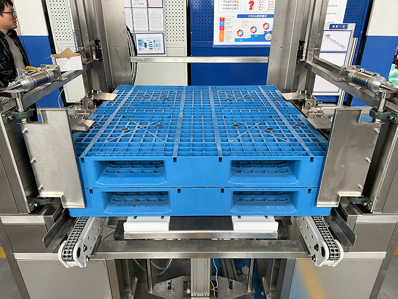 Pallet stacking machine1