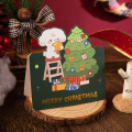 お祝いシーズンのお祝いのための手作りのクリスマスカード