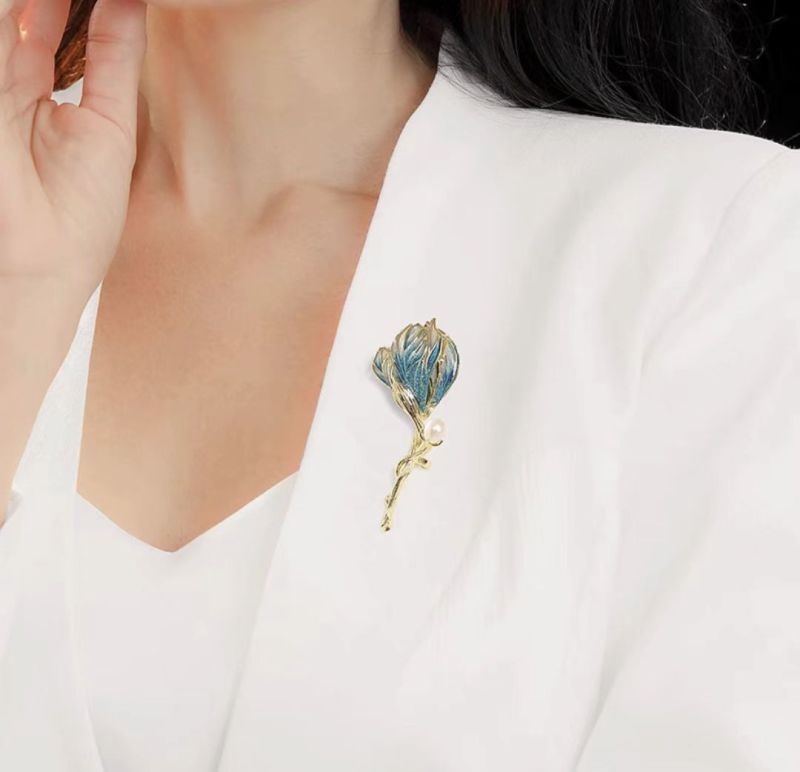Blue top-gradeEnamel magnolia brooch