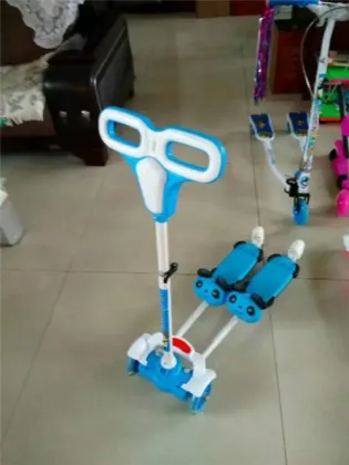 Three Wheel Mini Plastic Child Scooter