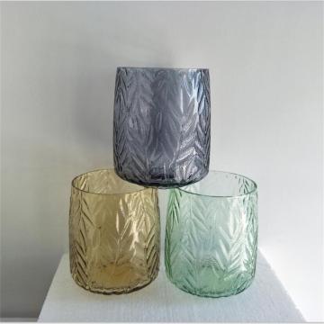 Kleurrijke glazen vaas met reliëf bladpatroon