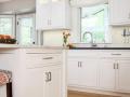 Υψηλή γυαλιστερή κρέμονται συναρμολογημένα λευκά ντουλάπια κουζίνας