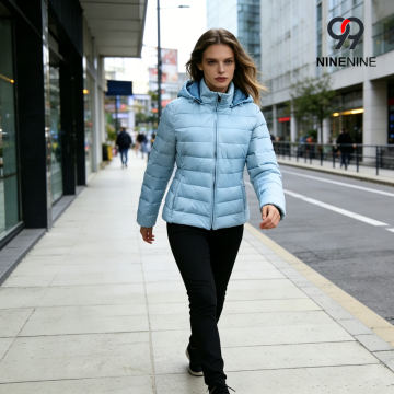 Chaqueta acolchada corta de mujer moderna con capucha