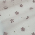 Tessuto in tulle di poliestere con fiori rosa in schiuma e pois dorati