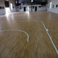 Ein Vinyl-Indoor-Basketballboden in Echtholzoptik