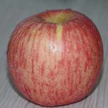 Una manzana llena de ácido y grasa