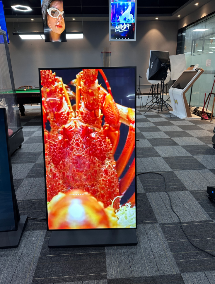 İç mekanda kolay yer değiştirme ve yerleştirme için tabandaki sessiz kauçuk tekerlekler