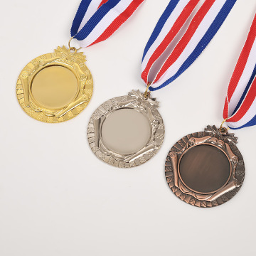 Premio a nastro con logo personalizzato: medaglia a nastro dorato e cordino grosgrain per incontri sportivi