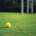 Sztuczna trawa na świeżym powietrzu używana do kortu tenisowego