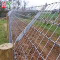 Cerca de gado em postes de metal da fazenda da fazenda