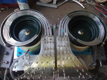Bowl feeder with hopper