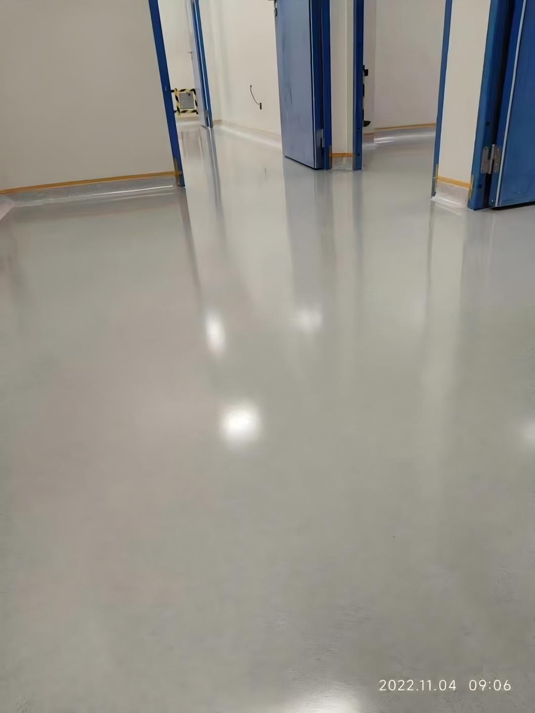 Superficie autonivelante de epoxi duradera con arena colorida