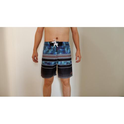 Retalhos de shorts de praia listrados