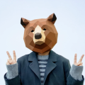ミニマリストのローポリの美しさを備えたペーパークラフトのクマのマスク