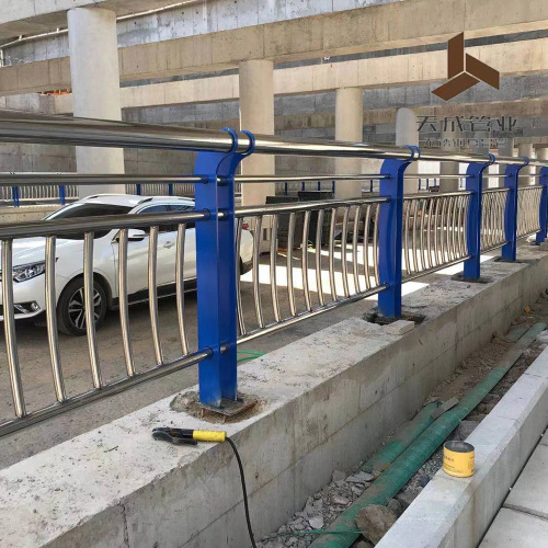 Garde-corps robuste pour la circulation routière municipale