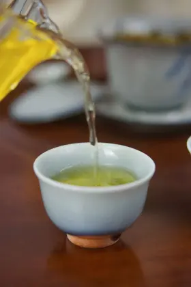 Handcrafted Pu'er White Tea Essence