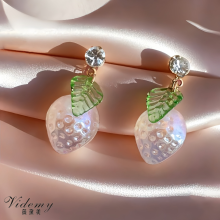 Aretes de diamantes de fresa iridiscentes brillantes
