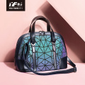 2021 DERNIÈRE INS TREND TREND GLOW-BACK sac à main pour dames Sac à manches géométriques laser LUMINES PU Sac à bandoulière PU pour fille Femmes