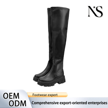 Botas sobre la rodilla de charol negro