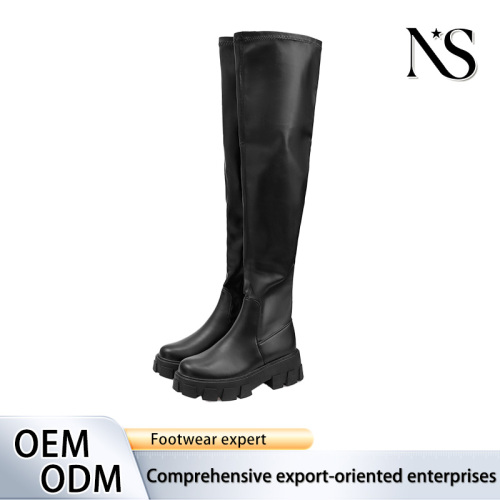 Botas acima do joelho em couro envernizado preto