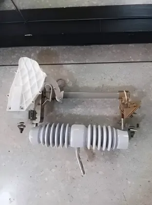 Porcelain arc-extinguishing fuse circuit breaker