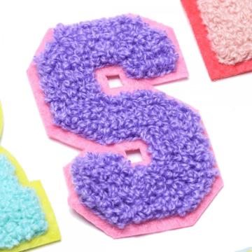 Ricamo in ciniglia per asciugamano con lettere colorate