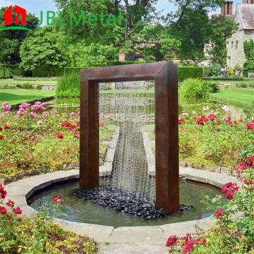 Fuente de agua al aire libre moderna