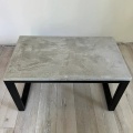 Graue minimalistische Metallrahmenbeton Couchtisch