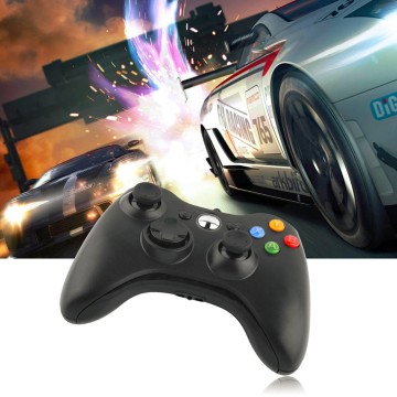 Controlador con cable Xbox 360 en blanco y negro