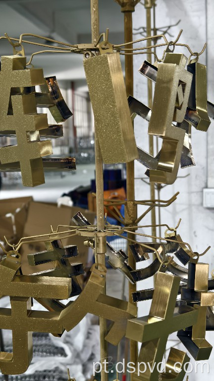 logotipo de letra em aço inoxidável com revestimento pvd de titânio