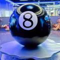 Гигантская скульптура бильярдного шара №8, напечатанная на 3D-принтере