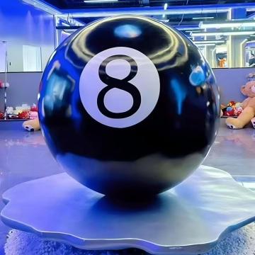 Гигантская скульптура бильярдного шара №8, напечатанная на 3D-принтере