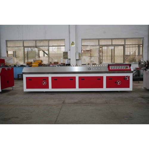 မြန်နှုန်းမြင့် PVC 0 င်းဒိုးတံခါးကိုပရိုဖိုင်း Extrusive Line