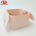 Caja de regalo octagonal rosa doble abierta con cinta