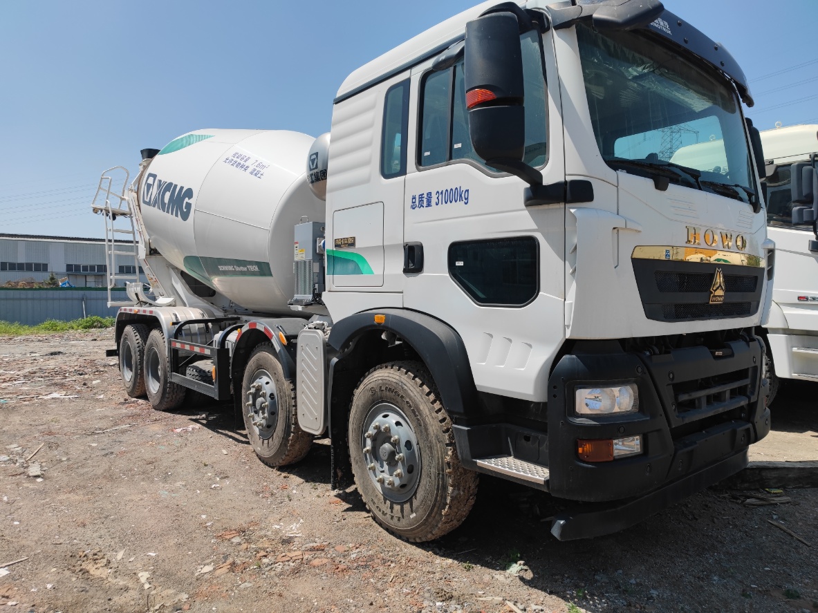 XCMG 14 Cubic HOWO Concrete Mixer Truck
