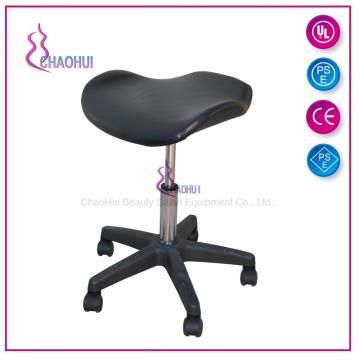 master salon with chair rail